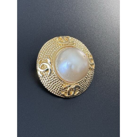 vintage Chanel Coco Mark faux pearl clip-on earring see details - Picture 3 of 9